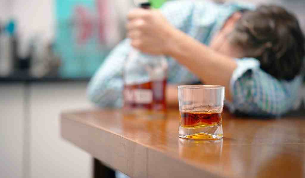 Причины и признаки отравления при алкогольной зависимости