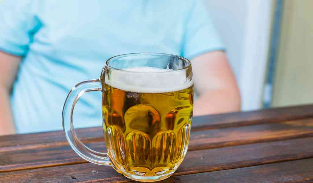 Самые опасные алкогольные сочетания: пиво и сигареты на голодный желудок